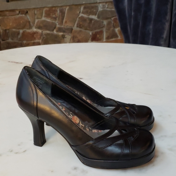 Mudd Shoes - Mudd round toe cut-out black pumps 7m